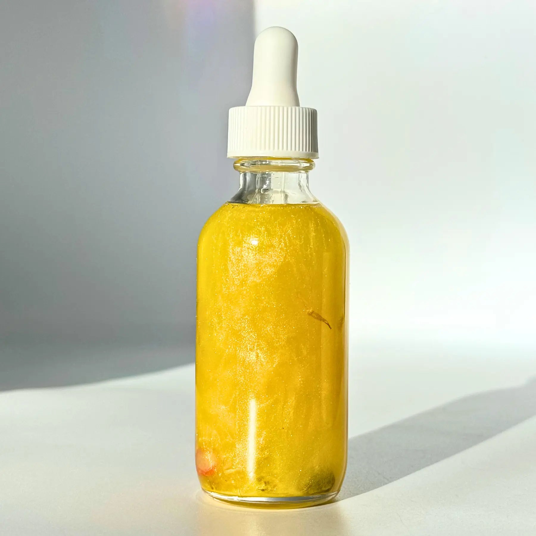 Golden Glow Shimmer Oil Notes of: Bergamot, Orange Blossom, Sandalwood
